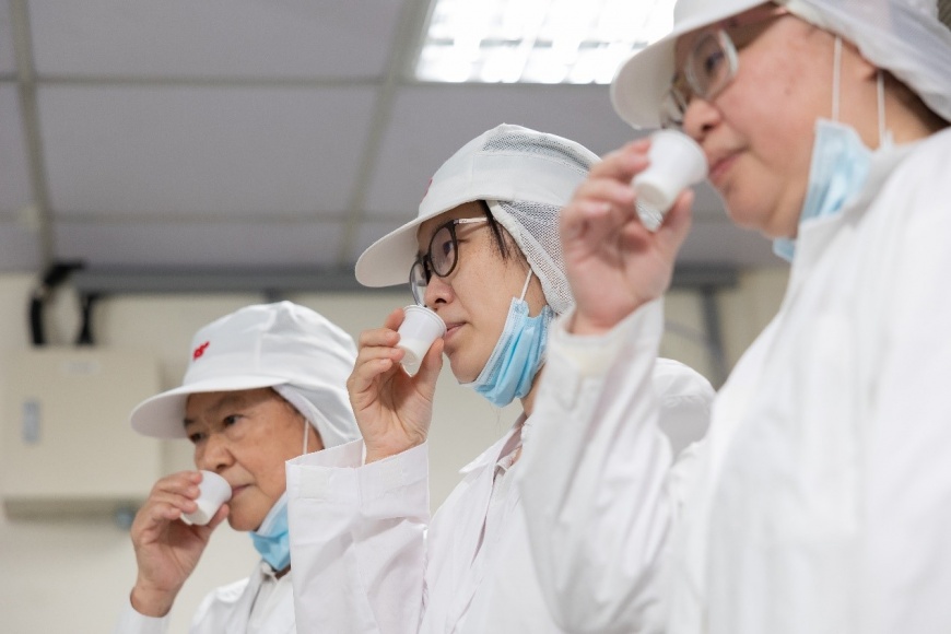 風味品評小組確保林鳳營鮮乳風味的穩定及一致性