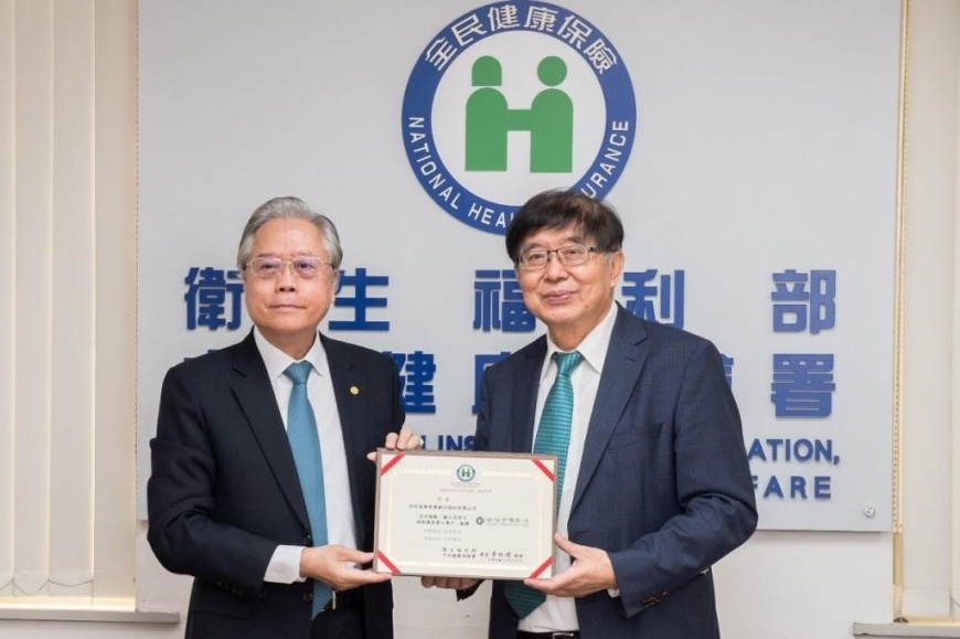 記者會上健保署李伯璋署長(圖右)致贈感謝狀予合作金庫商業銀行