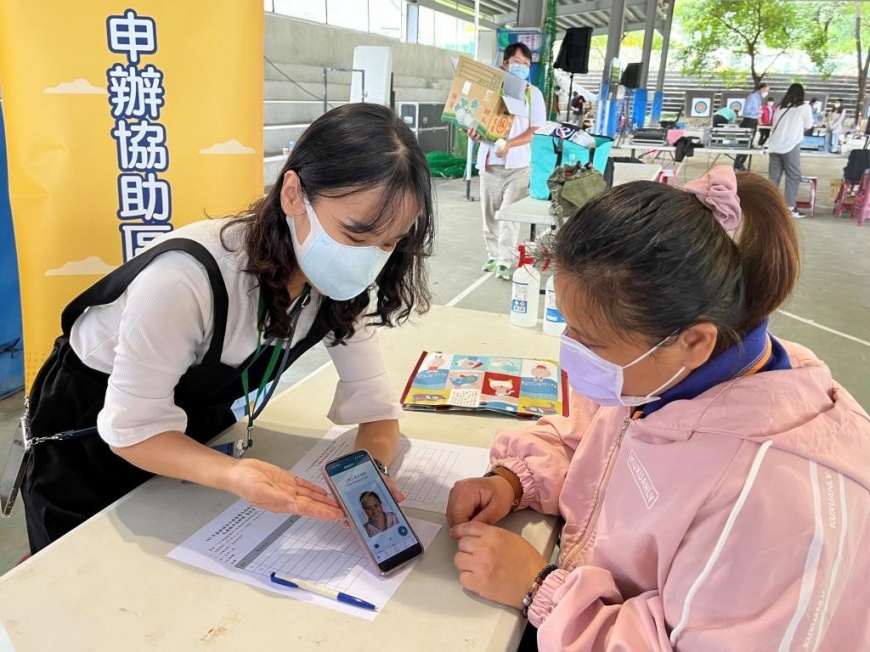 健保署同仁於現場協助民眾申請虛擬健保卡(圖/衛生福利部中央健康保險署提供)