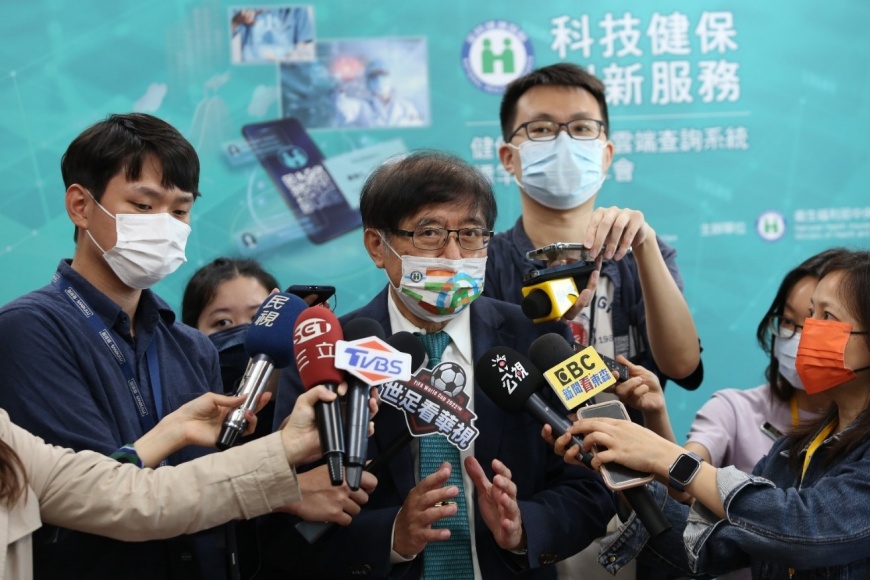 健保署李伯璋署長(中)接受媒體聯訪