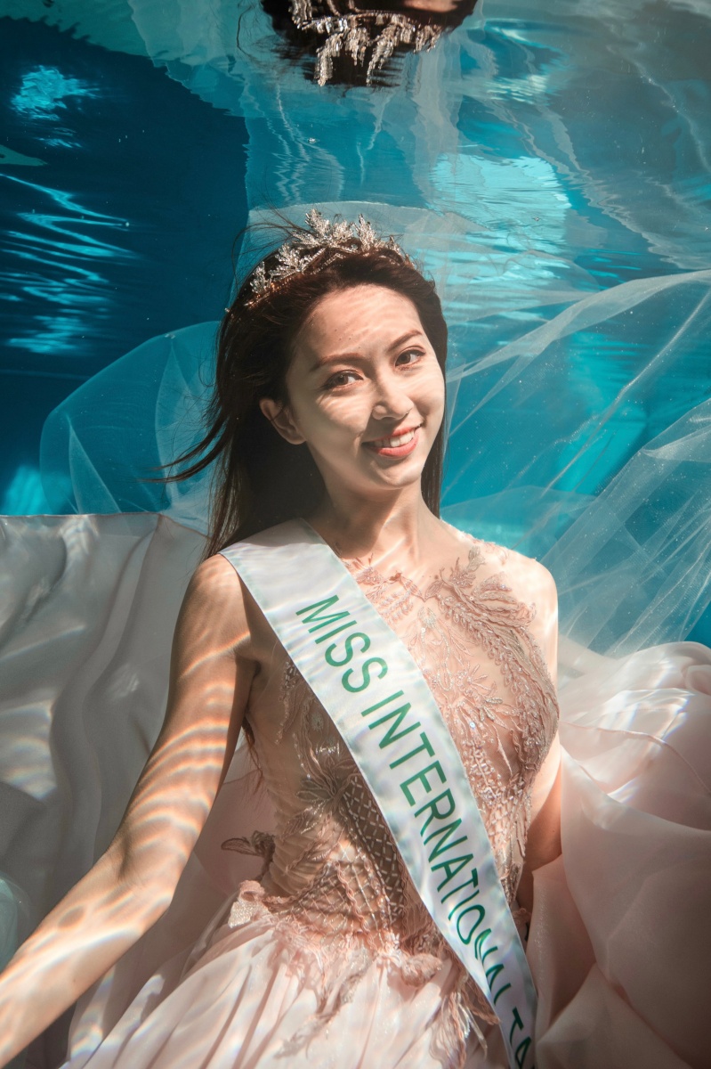「蓓朵娜」品牌大使最美水精靈-鄭婷怡一直以來都致力於海洋永續議題,其開場影片的拍攝以環境污染和珊瑚變遷為主題