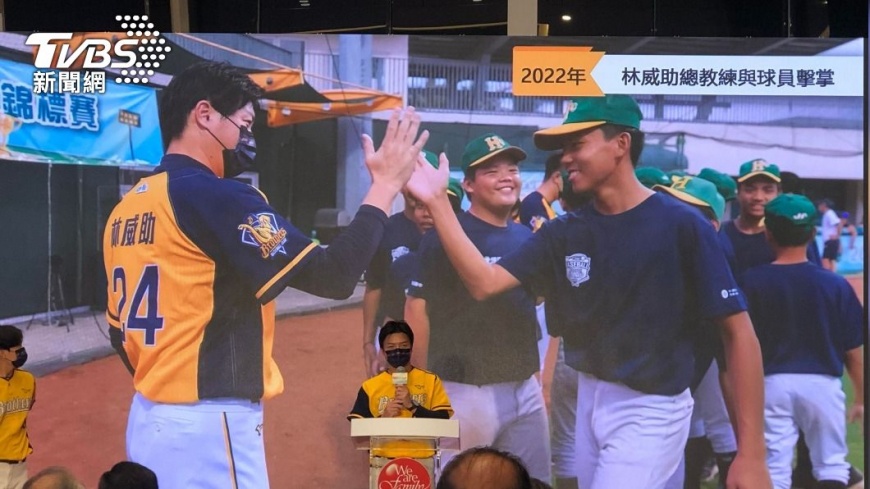 林威助和球員們擊掌。(圖/記者張良瑜攝)