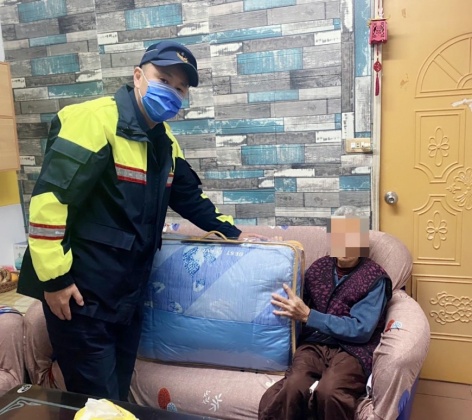 寒流襲台保暖抗低溫 北港警方啟動關懷獨居老人送暖行動