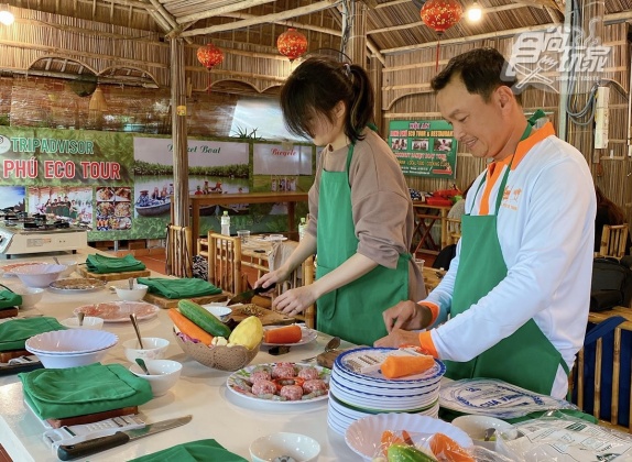 跟著老師自己動手做出道地的越式料理。（圖／食尚玩家）