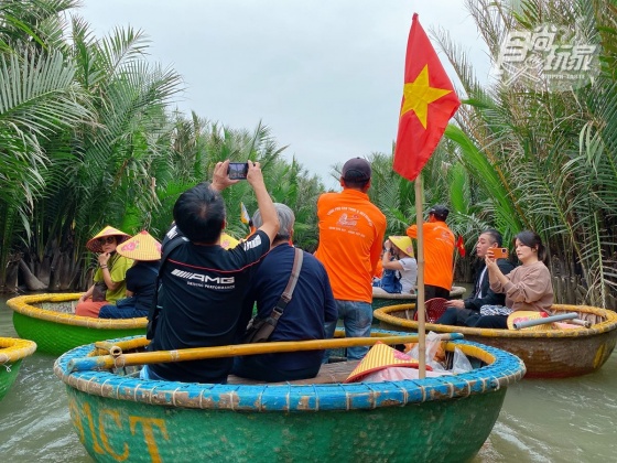 只要不隨意移動到船身最邊緣，都能開心地拍照互動。（圖／食尚玩家）
