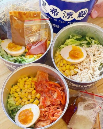 傳統涼麵加泡菜,帶上些酸香辣的台式泡菜跟涼麵也很搭。(圖/@amos0716 提供)