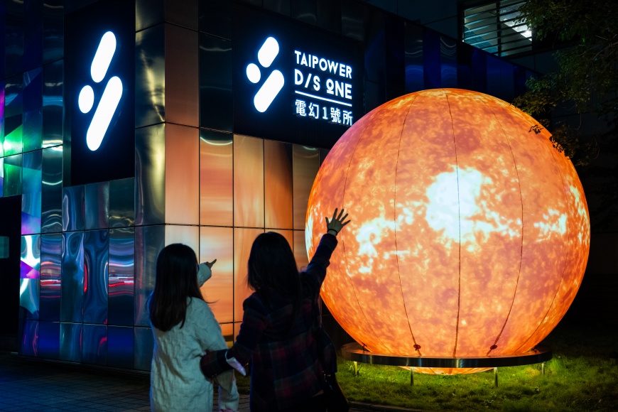 台電電幻1號所3週年 推「光儲電幻」展 打造七彩儲能櫃打卡夯點
