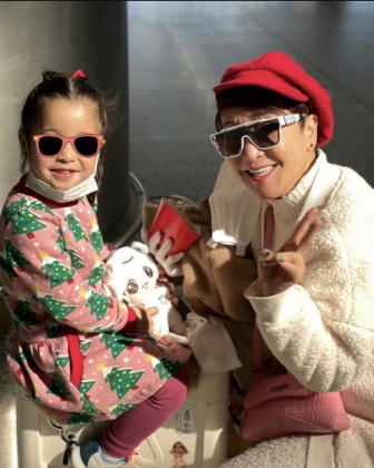 謝婷婷愛女Sara和外婆合影。（圖／翻攝自謝婷婷IG）