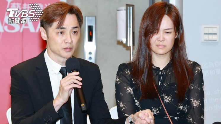 宋逸民（圖左）日前帶著妻子陳維齡開記者會。（圖／黃城碩攝）
