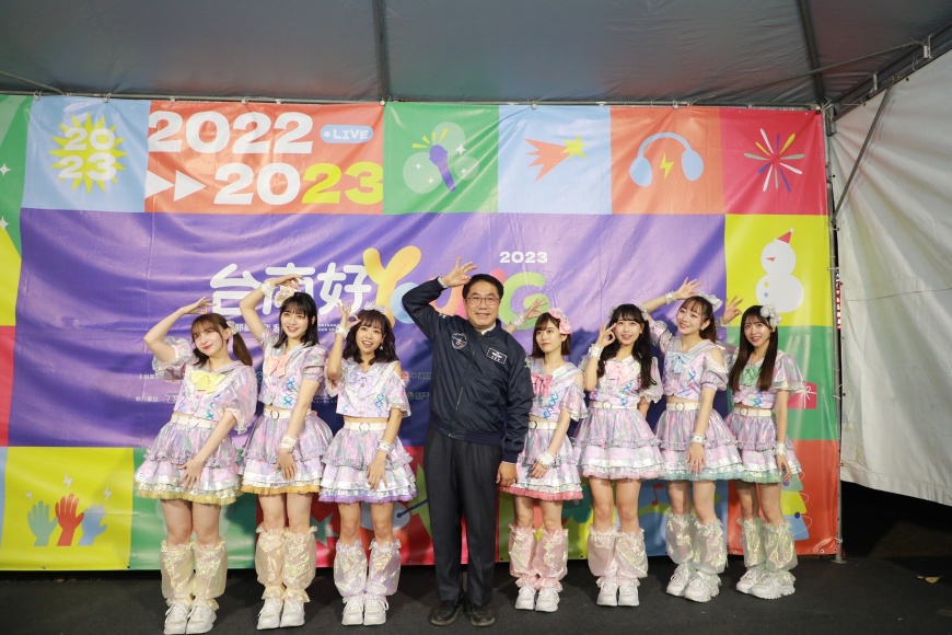圖/ 黃偉哲市長與FRUITS ZIPPER全員合影