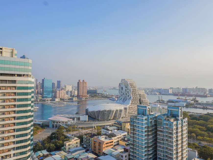 福容高雄店_房間內能一覽高流建築群及高雄港船隻