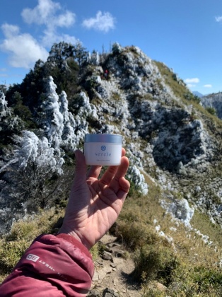 房思瑜登山必帶自己研發的保養品,力抗紫外線。(圖/房思瑜提供)