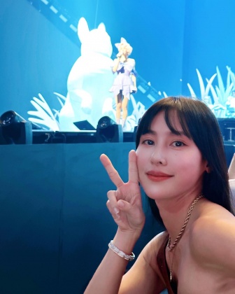 房思瑜穿連身泳衣朝聖Jolin演唱會,大露側乳辣翻網友。(圖/翻攝自房思瑜臉書)