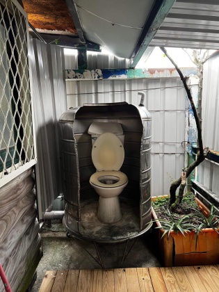 馬桶塞在水塔裡的設計別出心裁。(圖/翻攝自奇葩裝潢分享中心 臉書)