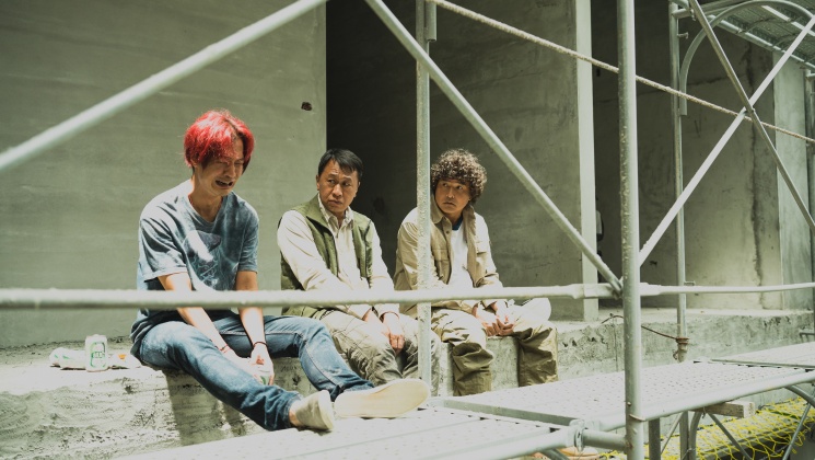 《做工的人 電影版》將上演「噗嚨共」3人成為朋友的過程，其中薛仕凌（左）以一頭紅髮現身。（圖／大慕影藝、華映娛樂提供）