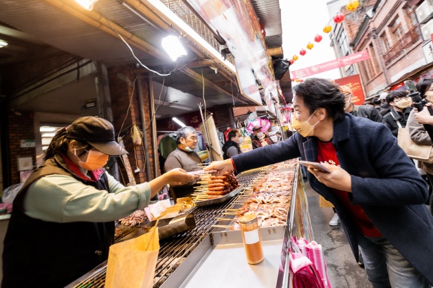 許傑輝是在地人，與迪化街許多店家熟識。（圖／威視電影提供）