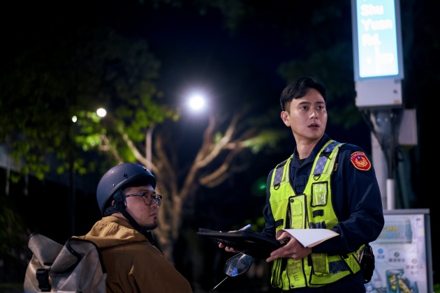 劉冠廷這次客串《鬼家人》終於可以演一名「真警察」。(圖/金盞花大影業提供)