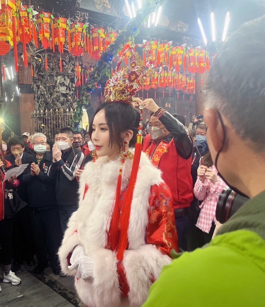 甄馨說上圍必須雄偉，才能撐起禮生的這套禮服。（圖／陳孝志提供）