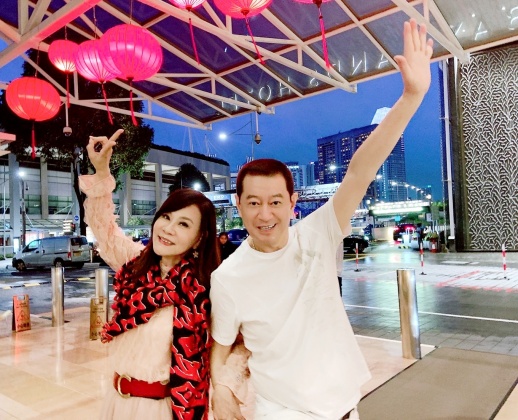 龍千玉(右)、蔡小虎睽違3年到新加坡演出,留在當地過新年假期。(圖/萬星傳播提供)
