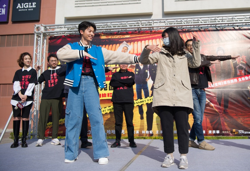 許光漢帶動唱全體演員跟幸運粉絲一起跳舞孃。(圖/金盞花大影業提供)