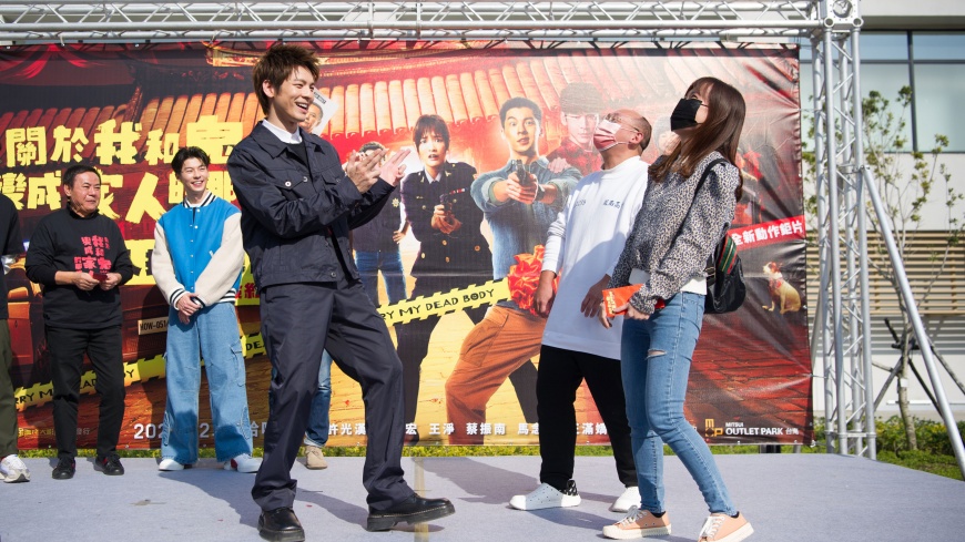 林柏宏(左)與粉絲重現片中經典畫面。(圖/金盞花大影業提供)