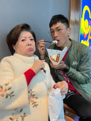 陳淑芳想吃冰淇淋被工作人員阻止,鍾承翰代替「媽媽」吃。(圖/双喜電影提供)