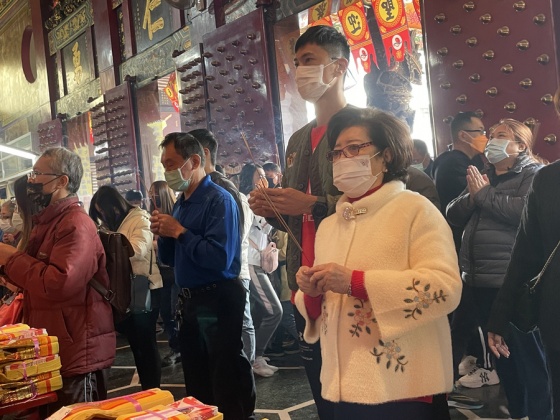 陳淑芳帶著片中「兒子」鍾承翰到廟宇拜拜祈求好票房。(圖/双喜電影提供)
