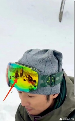 眼尖網友放大照片,認為護目鏡中其中一名友人就是王菲。(圖/翻攝自星娛小馬甲微博)