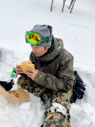 謝霆鋒分享旅遊帥照,開心坐在雪地野餐。(圖/翻攝自謝霆鋒微博)