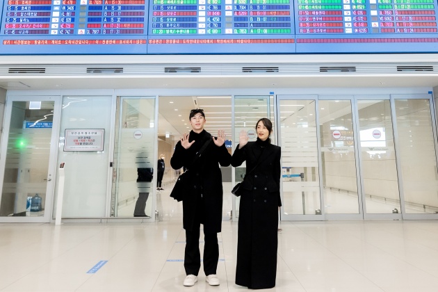 許光漢、柯佳嬿在機場和大家打招呼。（圖／車庫娛樂、三鳳製作提供）