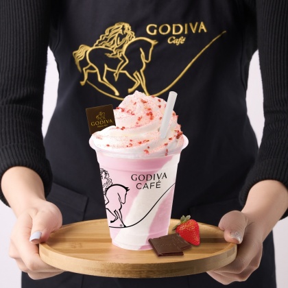 超夢幻「草莓奶昔」限量販售。(圖/GODIVA提供)