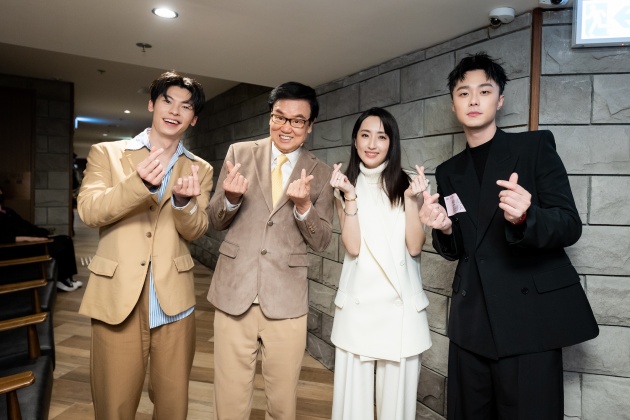 「鳳南小隊」遇到香港傳奇監製、演員、導演黃百鳴(左二)。(圖/三鳳製作、車庫娛樂提供)