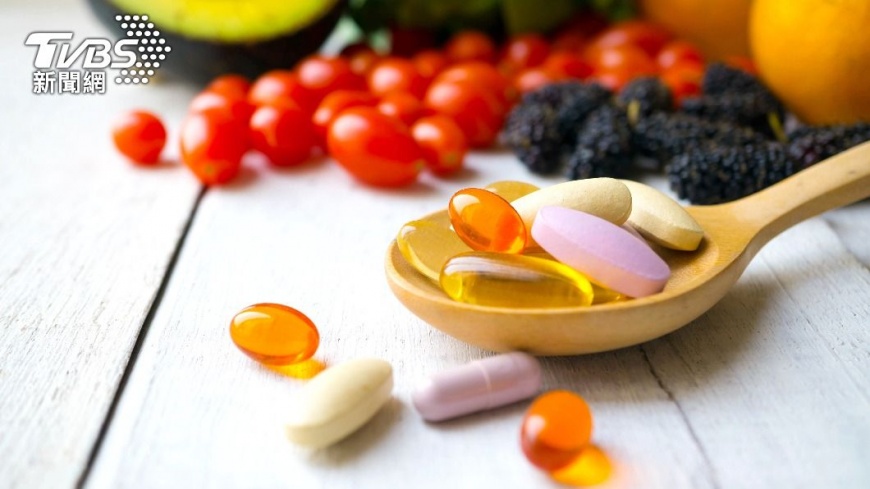 紅蘿蔔、玉米、牛奶等食物含有的維生素A、綠色蔬菜含有的葉黃素都是可補充的營養素。(示意圖/Shutterstock達志影像)