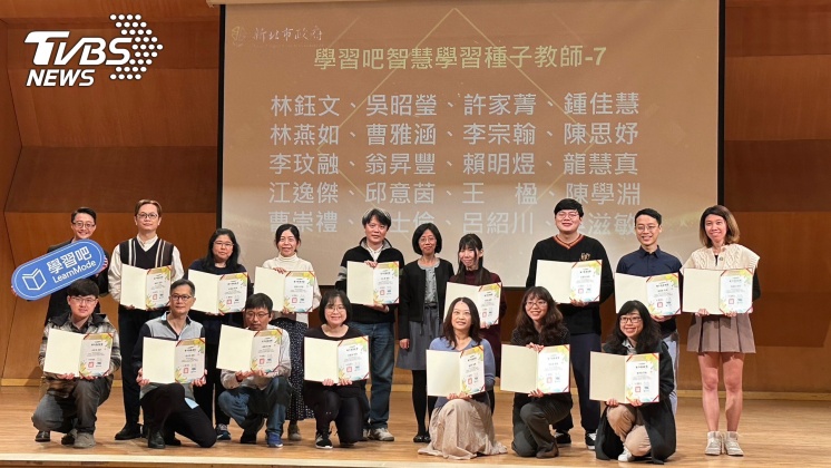 學習吧總監陳逸文(後排左1)與獲得認證團員開心合影(圖/學習吧)