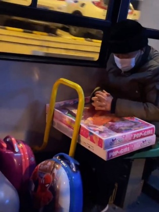 原PO在某天深夜搭公車時,看見1名老爺爺買了大量的禮物。(圖/翻攝自微博)