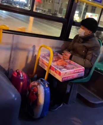 影片曝光後,大批網友皆被老爺爺感動。(圖/翻攝自微博)