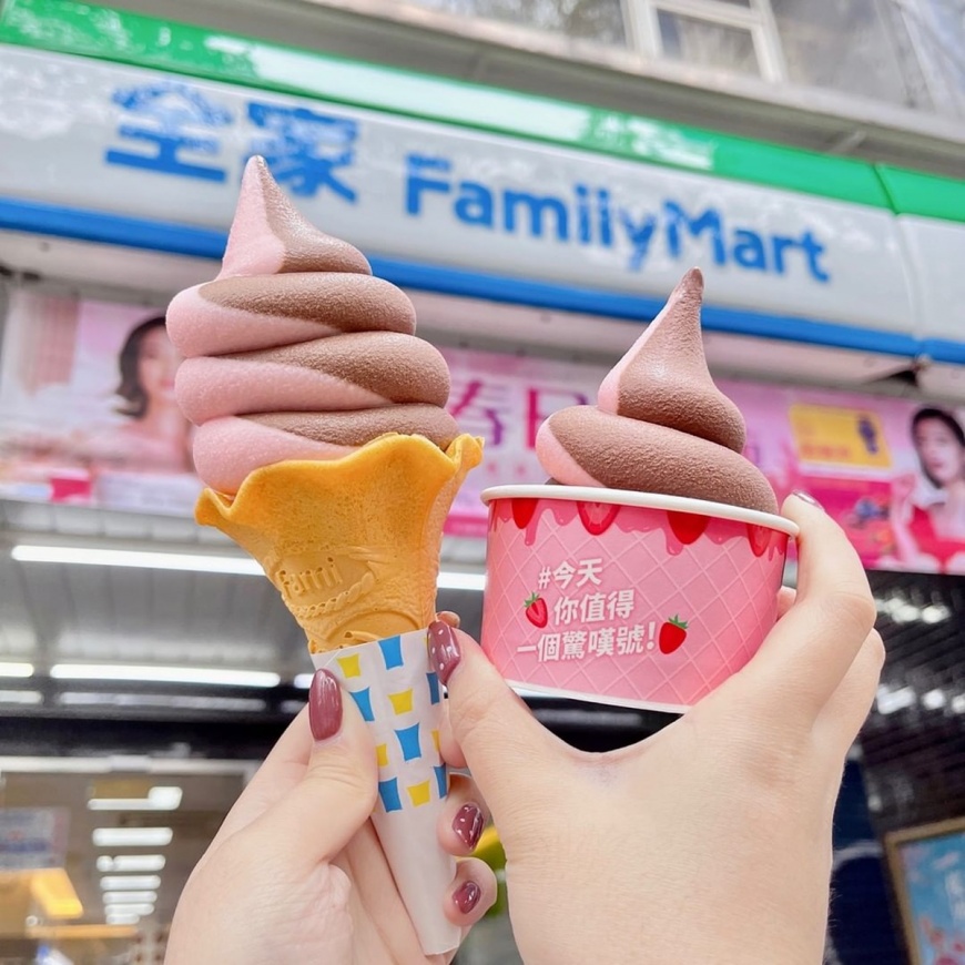「草莓優格+比利時巧克力」超強雙口味。(圖/全家提供)