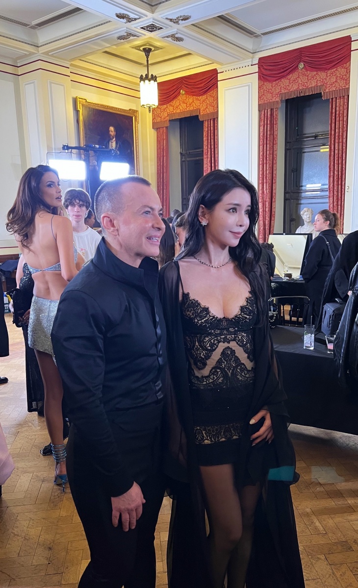Photo Caption: Tia與時裝設計師朱利安·麥克唐納(Julien Macdonald)的合照。
