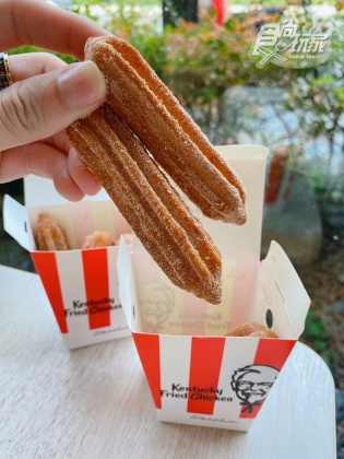 每根都沾滿濃濃肉桂糖粉。(圖/食尚玩家)