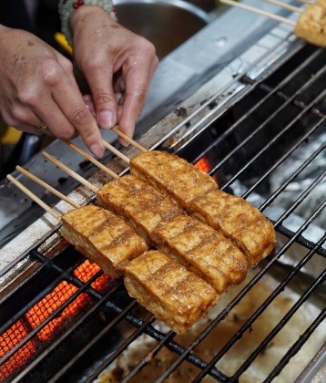 臭豆腐都是先經過油炸再塗上祕製醬汁調味。(圖/阿華田的美食日記提供)