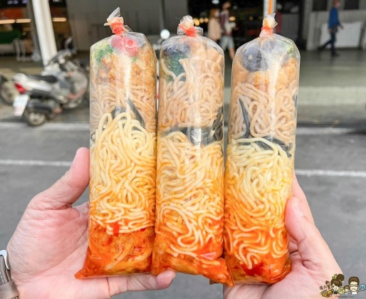 超夯泡菜麵採用直立包裝，繽紛又小巧可愛。（圖／跟著尼力吃喝玩樂提供）
