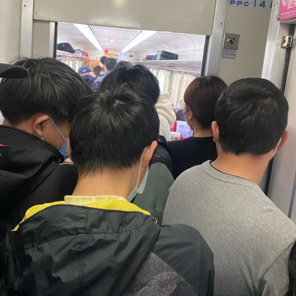 結果原PO一上車發現車廂擠滿人自己根本走不到自己座位。(圖/翻攝自PTT)