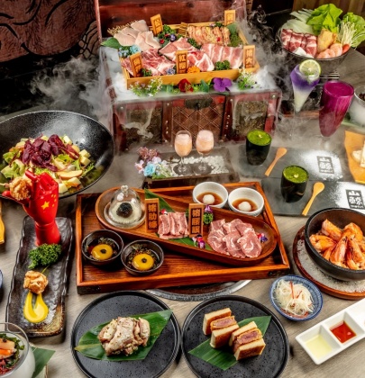 印月集團旗下的燒肉品牌「山鯨燒肉」,主打套餐形式,品項豐富多樣化。(圖/山鯨燒肉提供)