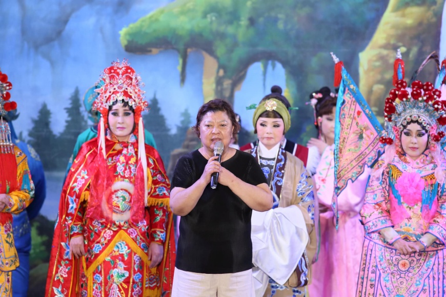 陳美雲(中)驚傳過世。(圖/翻攝陳美雲歌劇團臉書)