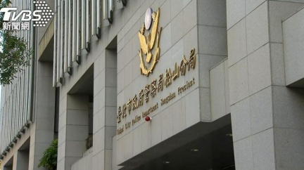松山分局劉姓巡官涉嫌包庇色情業者被搜索帶回調查。（圖／TVBS資料畫面）