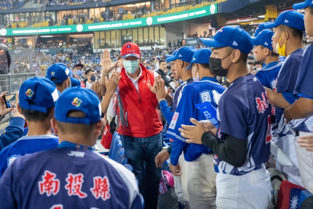 鴻海創辦人郭台銘帶兩球隊去看經典賽。(圖/翻攝郭台銘臉書)