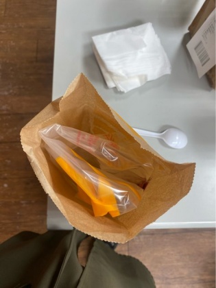 原PO打開紙袋後,發現加購的塑膠袋竟被整齊擺在裡面。(圖/翻攝自PTT)