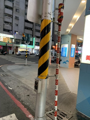 原PO看見電線桿旁的紅白交錯細桿,好奇其用途與名稱為何?(圖/翻攝自「路上觀察學院」臉書)