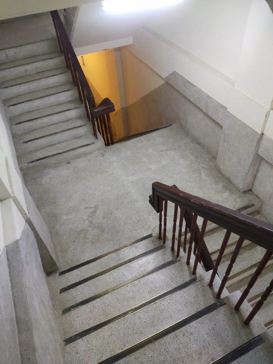 有內行網友解釋,這樣的設計其實是為了增加流動、逃生用。(圖/翻攝自「路上觀察學院」臉書)