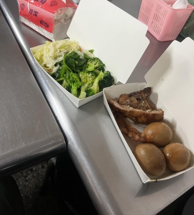 原PO曬出他挑選的「3蛋3菜1肉」菜色，結果意外引發網友們論戰。（圖／翻攝自「爆怨公社」臉書）